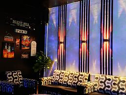 Crown Royale Hotel & Lounge