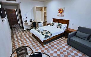 Crown Royale Hotel & Lounge