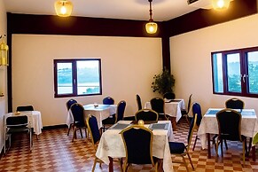 Crown Royale Hotel & Lounge
