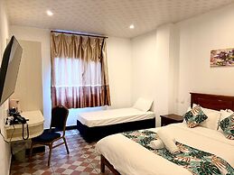 Crown Royale Hotel & Lounge