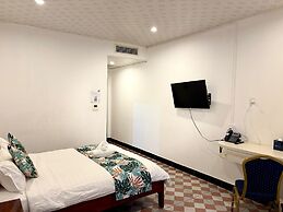 Crown Royale Hotel & Lounge