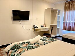Crown Royale Hotel & Lounge