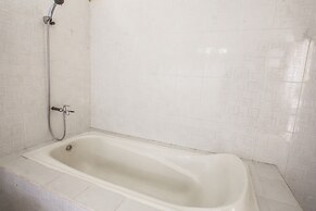 Capital O 93391 Golden Manggis Hotel Near SMKN 1 Lingsar