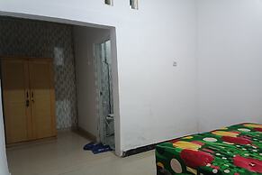 OYO 93408 Penginapan Annisya Near SMA Negeri 2 Mataram