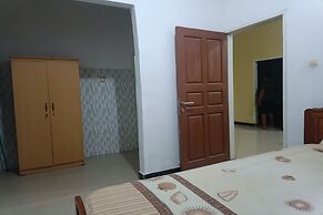OYO 93408 Penginapan Annisya Near SMA Negeri 2 Mataram