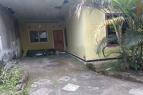 OYO 93408 Penginapan Annisya Near SMA Negeri 2 Mataram