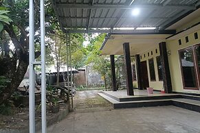 OYO 93408 Penginapan Annisya Near SMA Negeri 2 Mataram