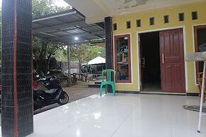 OYO 93408 Penginapan Annisya Near SMA Negeri 2 Mataram