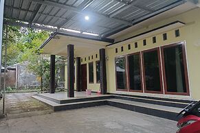 OYO 93408 Penginapan Annisya Near SMA Negeri 2 Mataram