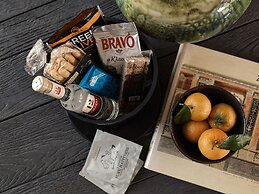 Monastik Living in Athina