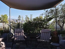 Monastik Living in Athina