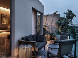 Monastik Living in Athina