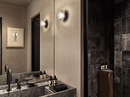 Monastik Living in Athina