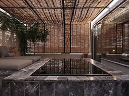 Monastik Living in Athina