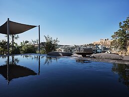 Monastik Living in Athina