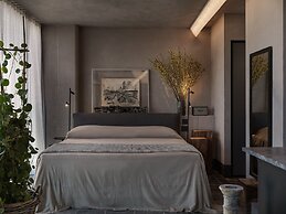 Monastik Living in Athina