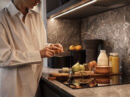 Monastik Living in Athina