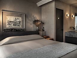 Monastik Living in Athina