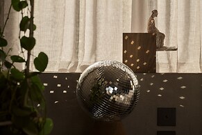 Monastik Living in Athina