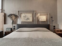 Monastik Living in Athina