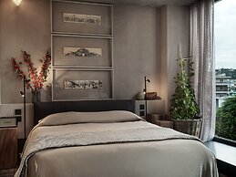 Monastik Living in Athina