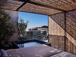 Monastik Living in Athina