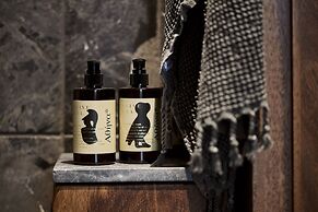 Monastik Living in Athina