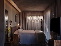 Monastik Living in Athina