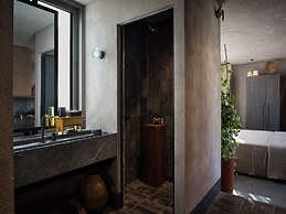 Monastik Living in Athina