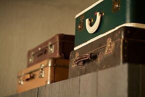 Monastik Living in Athina