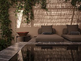 Monastik Living in Athina