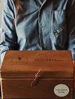 Monastik Living in Athina