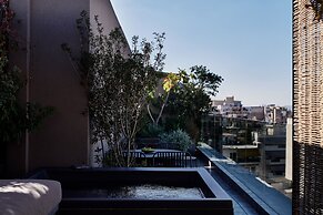 Monastik Living in Athina