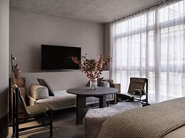 Monastik Living in Athina