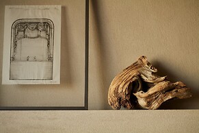 Monastik Living in Athina