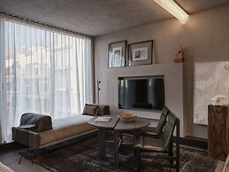 Monastik Living in Athina