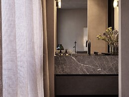 Monastik Living in Athina