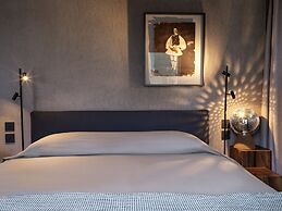 Monastik Living in Athina