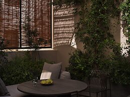 Monastik Living in Athina