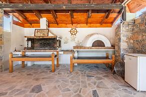 Estate Villa OINOI with Pool