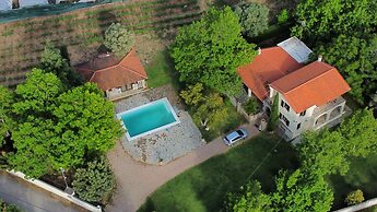 Estate Villa OINOI with Pool