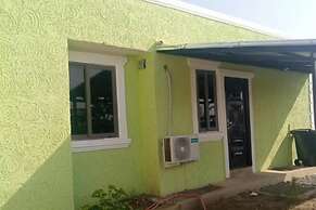 1 Bedroom House Sleeps 2 - Aircon - Free Parking