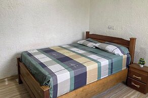 1 Bedroom House Sleeps 2 - Aircon - Free Parking