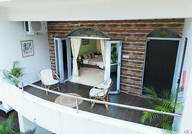 Woodpegger By The Beach