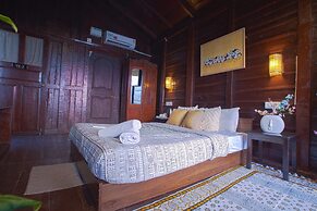 Woodpegger By The Beach