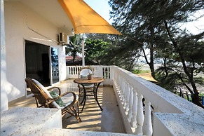 Woodpegger By The Beach