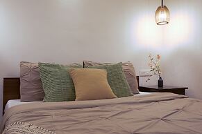 Woodpegger By The Beach