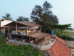 Woodpegger By The Beach