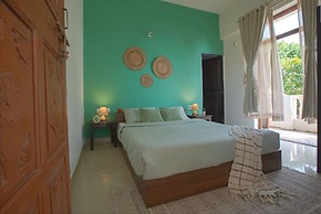 Woodpegger By The Beach