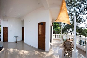 Woodpegger By The Beach